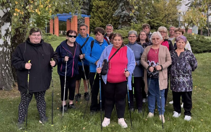 Účastníci Nordic walkingu